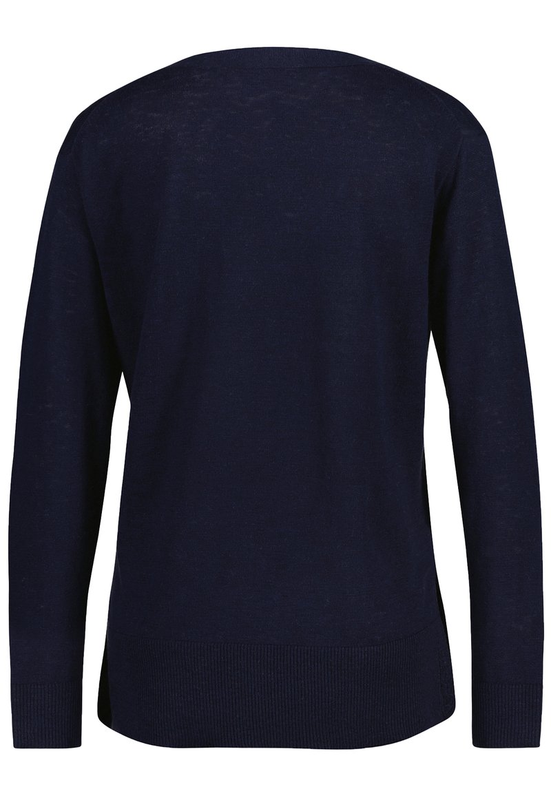 Dunkelblauer langärmeliger Strickpullover mit rundem Halsausschnitt und gerippten Bündchen sowie Saum, von hinten gezeigt.