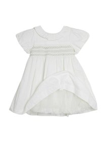 Witte katoenen jurk met korte pofmouwen, een rimpel halslijn en een gesmockte bodice met groene borduurtjes. Lichtgewicht stof.