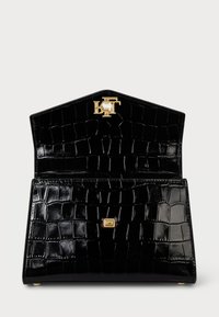 Czarna skórzana kopertówka o błyszczącej fakturze krokodyla. Wyposażona w zapięcie z logo w kolorze złota oraz kwadratowy akcent z przodu. Otwiera się szeroko, co ułatwia dostęp.
