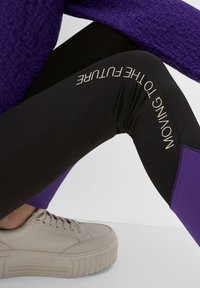 s.Oliver SLIM MIT SCHRIFTPRINT - Leggings - Hosen - schwarz