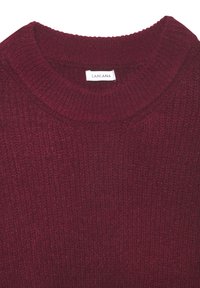 Burgunderfarbener Strickpullover mit Rippstruktur und Rundhalsausschnitt. Mit einem Etikett mit der Aufschrift "LASCANA" am Hals. Weicher und warmer Eindruck.