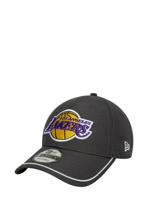 Graue Baseballmütze mit einem gestickten Logo der Los Angeles Lakers in Lila und Gelb. Mit verstellbarem Riemen und gestickten Details.