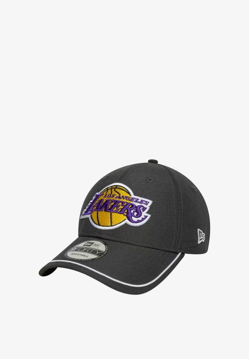 Graue Baseballmütze mit einem gestickten Logo der Los Angeles Lakers in Lila und Gelb. Mit verstellbarem Riemen und gestickten Details.