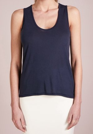 Granatowy bezrękawnik wykonany z miękkiej bawełny, z zaokrąglonym dekoltem i prostym dołem, gładka faktura z minimalną ilością szwów.