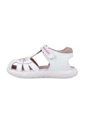 Sandalia blanca de cuero con diseño troquelado y acento floral, con correa de velcro y suela de goma blanca para durabilidad y soporte.