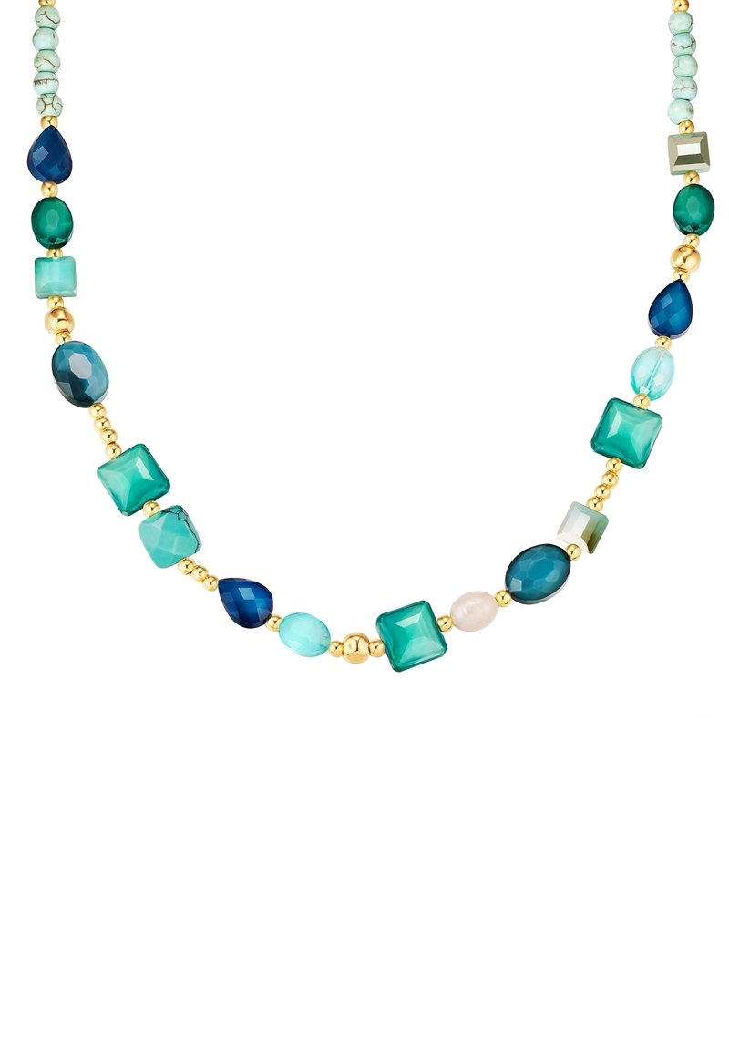 Collar de cuentas multicolores que presenta cuentas turquesa, verde y azul, con acentos dorados y diversas formas geométricas, incluyendo cuadrados y gotas.
