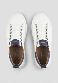 Sneakers in pelle bianca con dettagli blu navy, caratterizzati da un design con lacci, una texture liscia e un logo discreto sulla linguetta e sulla soletta.
