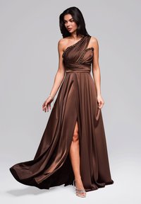 Braunes Satin-Abendkleid mit Ein-Schulter-Design, drapiertem Oberteil und verzierten Trägern, mit einem vorderen Schlitz und fließendem Rock.
