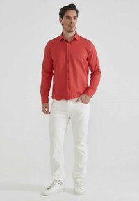 Yves Enzo CONFORT - Chemise - rouge