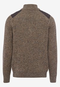 Pull en maille marron et grise tachetée avec col haut et épaulières matelassées foncées, vu de dos.