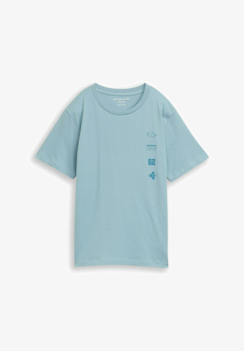 T-shirt à manches courtes bleu clair avec col rond, présentant un petit texte graphique bleu et des symboles sur la zone gauche de la poitrine.