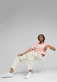 Puma CROPPED LOGO TEE - Apdrukāts T-krekls - peach smoothie