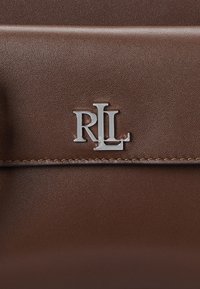 Lauren Ralph Lauren LEATHER MEDIUM MARCY CAMERA BAG - Soma ar siksnu pāri ķermenim - dark mahogany