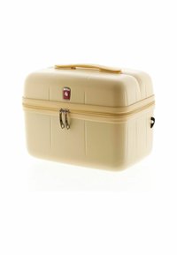 Funda rígida beige con superficie texturizada, cremalleras dobles y asa superior; presenta un logo rojo en la parte frontal.