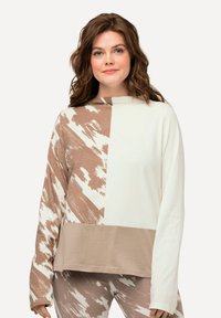 Langarmshirt in Creme und Hellbraun, mit abstrakten, malerischen Mustern. Lockerer Schnitt mit Rundhalsausschnitt und weichem Material.