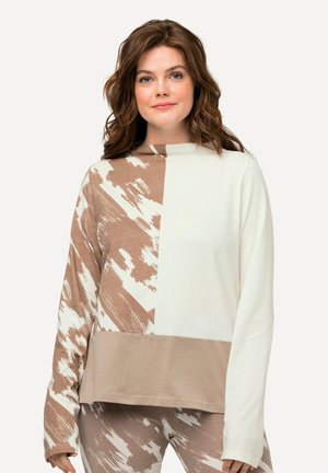 Lange mouw top in crème en lichtbruin, met abstracte verfachtige patronen. Losse fit met een ronde hals en een zachte textuur.