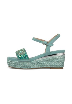 Sandalia de cuña verde claro con suela de plataforma trenzada, correa al tobillo con hebilla y banda frontal adornada con cuentas y gemas verdes y azules.