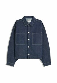 Giacca cropped in denim blu scuro con colletto a punta, due tasche frontali e chiusura con bottoni argentati. Presenta dettagli di cucitura in vista.