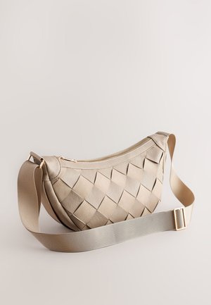 Beige Leder Umhängetasche mit geflochtenem Design, geschwungener Silhouette, Reißverschluss und verstellbarem Tragegurt mit Metallakzenten.
