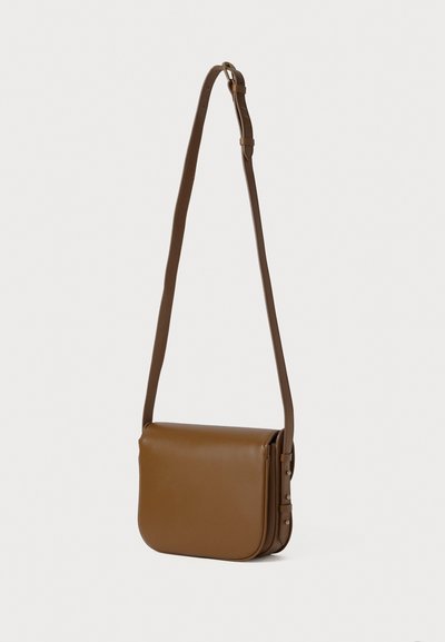 Borsa a tracolla in pelle marrone con una lunga tracolla regolabile e chiusura a pattina, mostrata su uno sfondo bianco semplice.