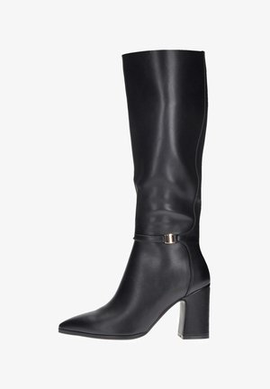 Stivali neri al ginocchio realizzati in pelle liscia, con punta affusolata, tacco a blocco e una fascia decorativa con dettaglio di fibbia dorata.