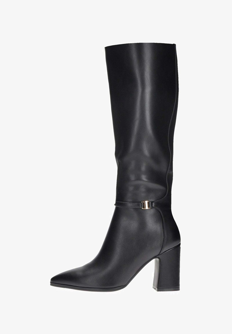 Stivali neri al ginocchio realizzati in pelle liscia, con punta affusolata, tacco a blocco e una fascia decorativa con dettaglio di fibbia dorata.