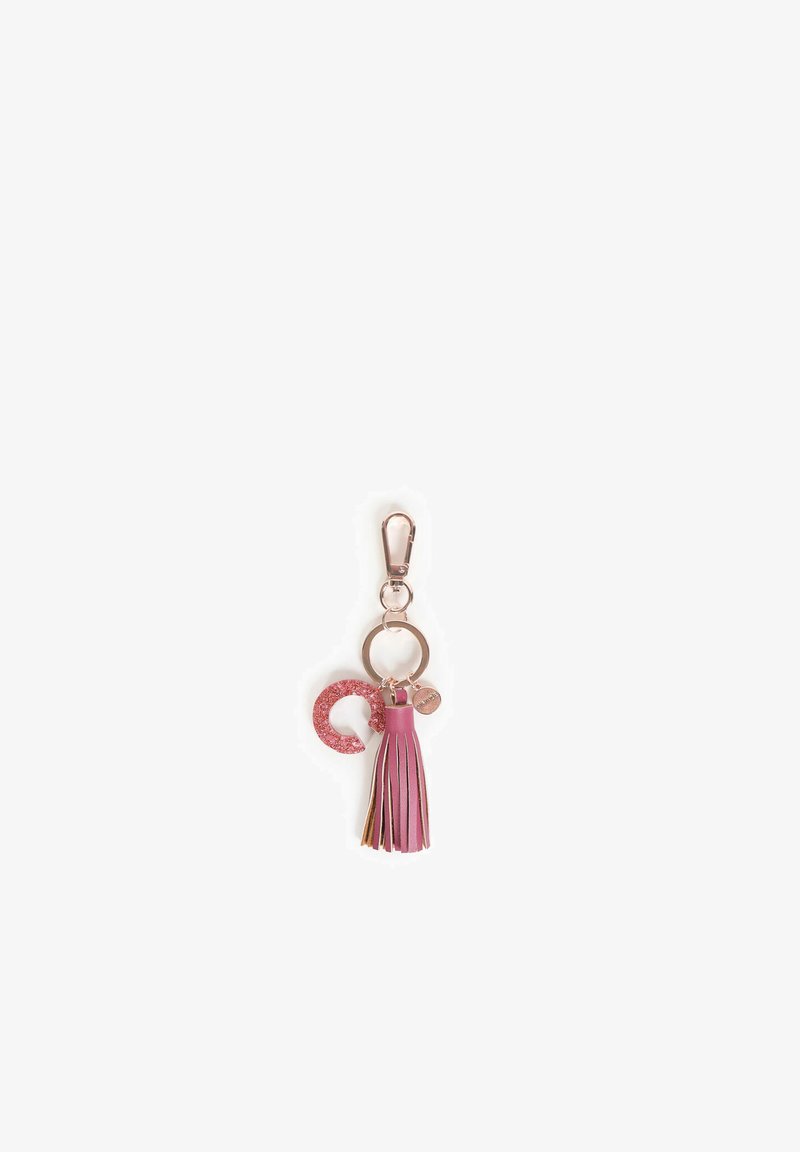 Accesorio para llavero que presenta un fleco rosa, una letra 'C' brillante en color rosa, herrajes plateados y un charm adjunto en un llavero redondo.