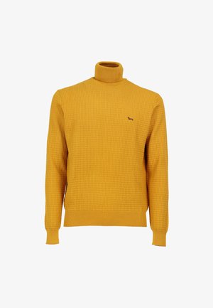 Maglione giallo a collo alto con motivo a nido d'ape, colletto e polsini a coste, con un piccolo logo marrone sul petto.