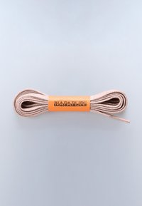 Lacet plat beige enroulé avec une étiquette orange autour du centre sur un fond gris clair.