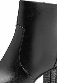 Marco Tozzi Botines camperos - black comb