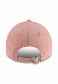 Rosa Kappe aus strukturiertem Stoff, mit gebogenem Schirm und verstellbarem Riemen hinten, der eine silberne Schnalle aufweist.