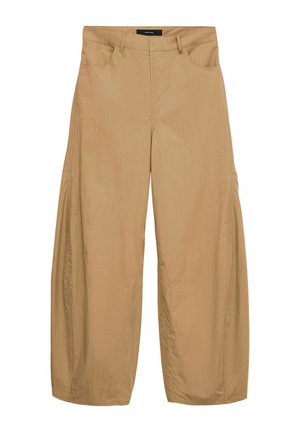 Pantalon large couleur beige avec poches avant et passants pour ceinture, style décontracté, fabriqué en tissu léger.