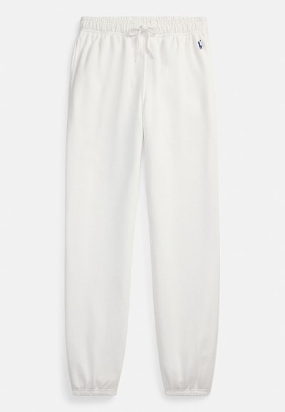 Fehér tréningnadrág puha, könnyű anyagból, elasztikus derékpánttal és állítható zsinórral. Testhezálló mandzsetták a bokánál. Kis logórészlet.