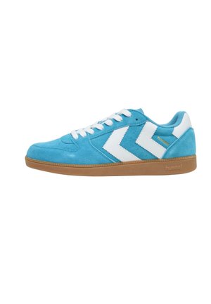 Modrá semišová teniska s bílými šipkovými pruhy, bílými tkaničkami a gumovou podrážkou.