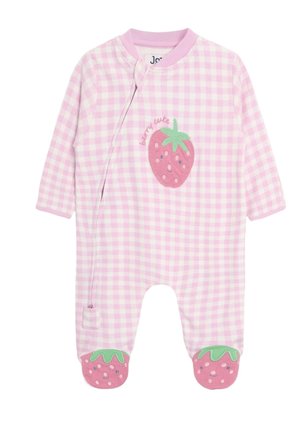 Różowo-biały rampers niemowlęcy w kratkę z aplikacją truskawki i napisem „berry cute”, z osłonami na stopy z detalami truskawkowymi.