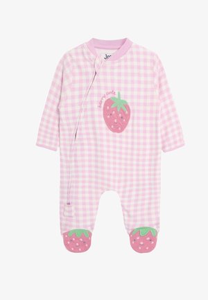 Combinaison bébé en vichy rose et blanc avec application fraise et texte « berry cute », avec couvre-pieds ornés de détails fraises.
