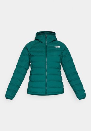 Giubbotto imbottito teal con cappuccio, dotato di zip frontale, design trapuntato e logo accentato sul lato superiore sinistro. Texture liscia e forma aderente.