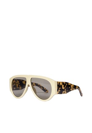 Occhiali da sole con montatura frontale beige, lenti scure e aste con motivo tartarugato angolate su sfondo bianco.