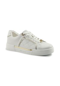Zapatilla blanca con imitación de cuero, textura acolchada, detalles en dorado, cordones planos y una suela gruesa blanca con la marca en el lateral.