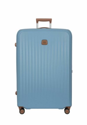 Großer blauer Hartschalenkoffer mit vertikalen Rillen, braunen Griffen und vier schwarzen und braunen Rollen.