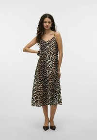 Abito midi con stampa leopardata e spalline sottili, caratterizzato da una silhouette fluida e un tessuto morbido, accentuato da una combinazione di colori nero e marrone.