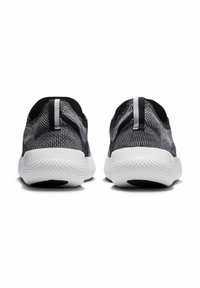 Czarno-białe buty sportowe z dzianą cholewką, fakturowanym wzorem i amortyzowaną białą podeszwą. Wyposażone w tylną pętlę ułatwiającą zakładanie.