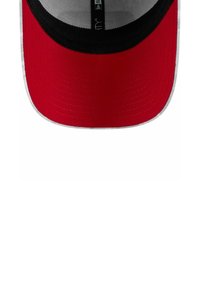 Rote Baseballmütze mit einem schwarzen Band, strukturiertem Design und genähten Linien am Schirm. Innen hat sie ein graues Netzfutter und ein Etikett.