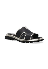 Sort lædersandal med sølvmetalliske detaljer, der har åbent tåparti og udskæringsdesign på stropperne. Struktureret sål for bedre greb.
