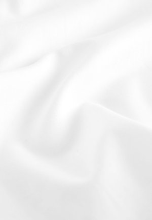 Balts audums ar gludu faktūru, mīkstu kritumu un vieglu spīdumu. Ideāli piemērots apģērbiem vai mēbeļu apdarēm, bez redzamām rakstiem vai šuvēm.