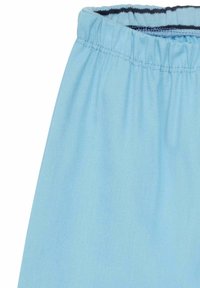 Himmelblauer Stoff mit strukturierter Oberfläche und elastischem Bund, der innen eine kontrastierende dunkle Streifenöffnung hat.