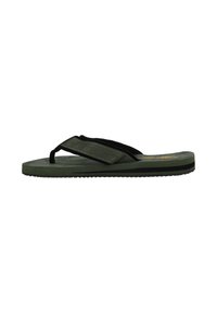 Groene flip-flop sandaal met een getextureerde voetbed, zwarte banden en een patroonaccent. Lichtgewicht ontwerp met een vlakke zool voor comfort.