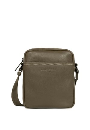 Petit sac bandoulière carré en cuir marron avec détail de couture, fermeture éclair et sangle en tissu réglable.