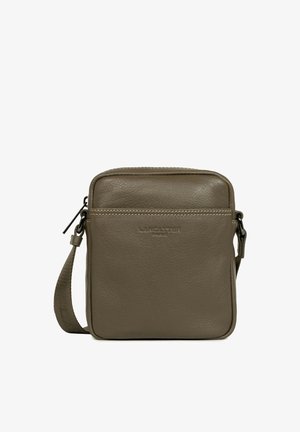 Petit sac bandoulière carré en cuir marron avec détail de couture, fermeture éclair et sangle en tissu réglable.