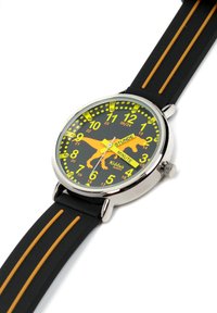 Montre pour enfants avec un bracelet en silicone noir et des accents jaunes. Le cadran rond affiche de grands chiffres jaunes sur un fond noir.